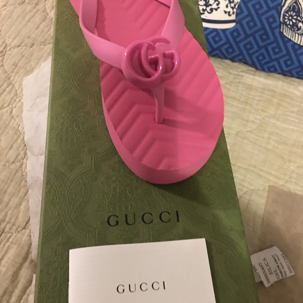 Gucci Pink Sandals new w one dust bag. BOX sold.
Ladies 7 logos front. New .